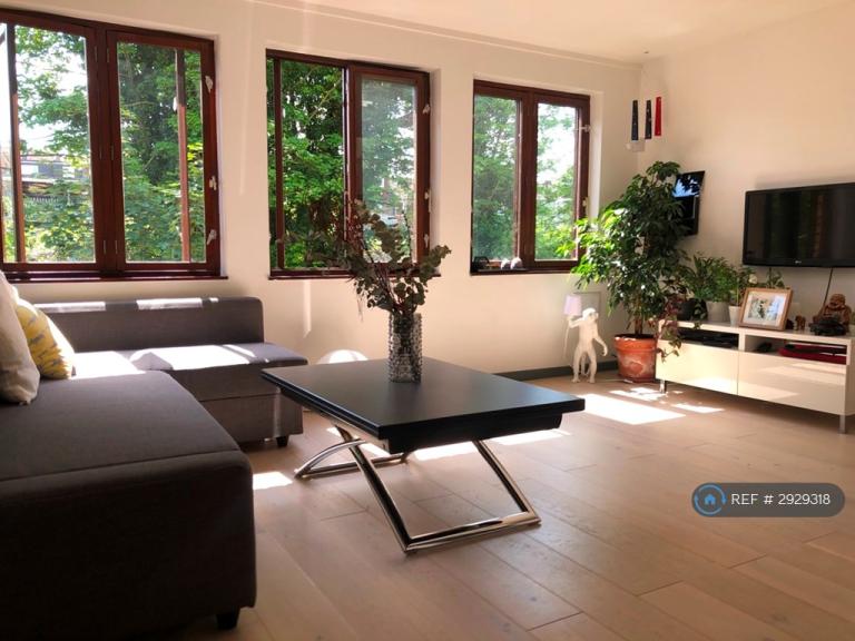 1 bedroom flat in Kennet Close, London, SW11 (1 bed) (#2929318)