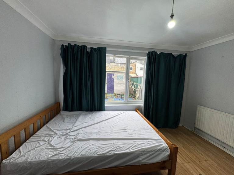 🔑 SPACIOUS DOUBLE ROOM IN STRATFORD ✨