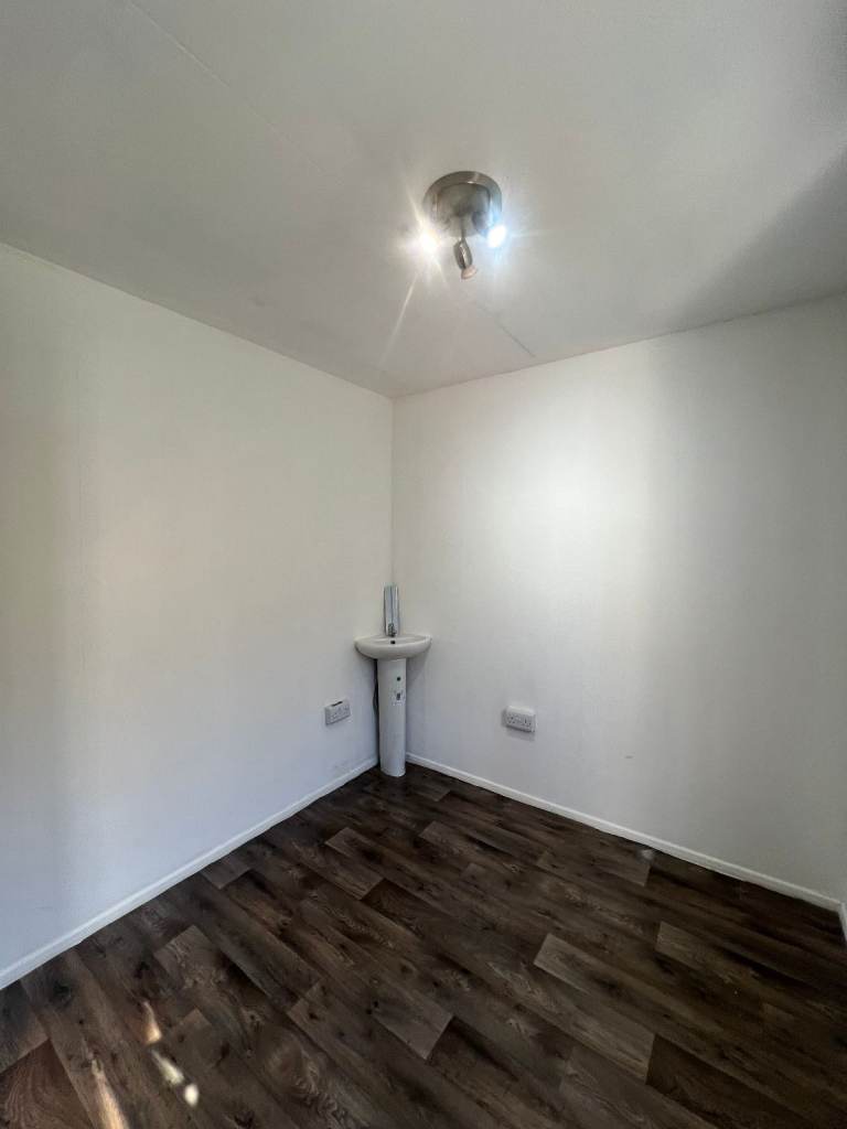 Beauty Room / Studio/ Tattoo, Nails, Hair, Canning Town w/sink in East London E16 - BILLS INCLUDED