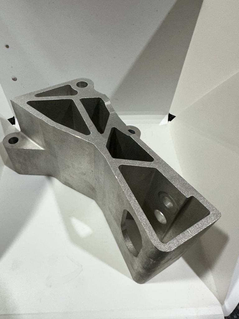 NEW VOLVO XC90 MK1 REAR ENGINE MOUNT 31262325 OEM