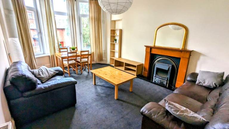 Bright Spacious 2-Bed Flat – Two Large Double Bedrooms – Strathbungo 