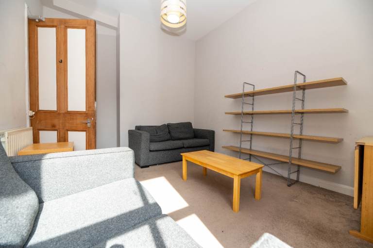 Desirable, 4 bedroom, 1st floor, HMO flat in Bruntsfield – available NOW