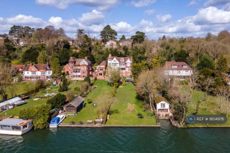 2 bedroom flat in The Warren, Reading, RG4 (2 bed) (#1804976)