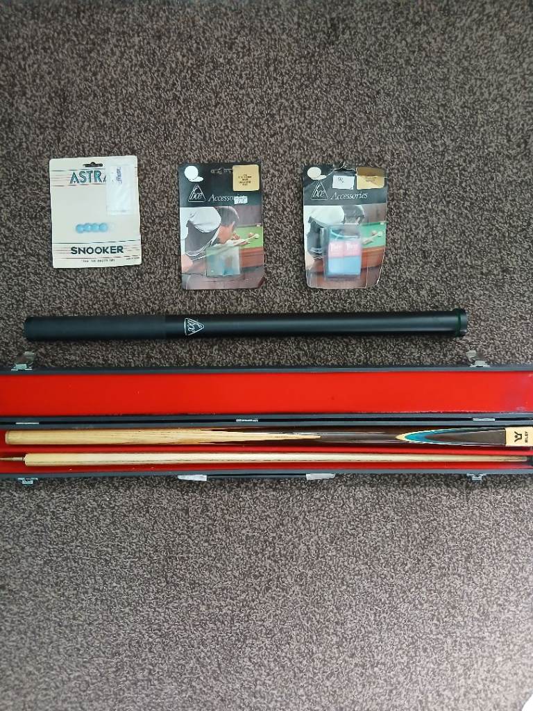 Snooker Cue, Riley, 30 years old, plus accessories.