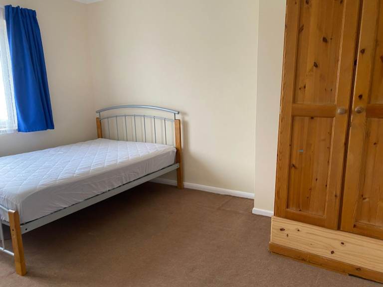 DOUBLE ROOM STAFFORD ROAD RUISLIP MIDDX HA4 