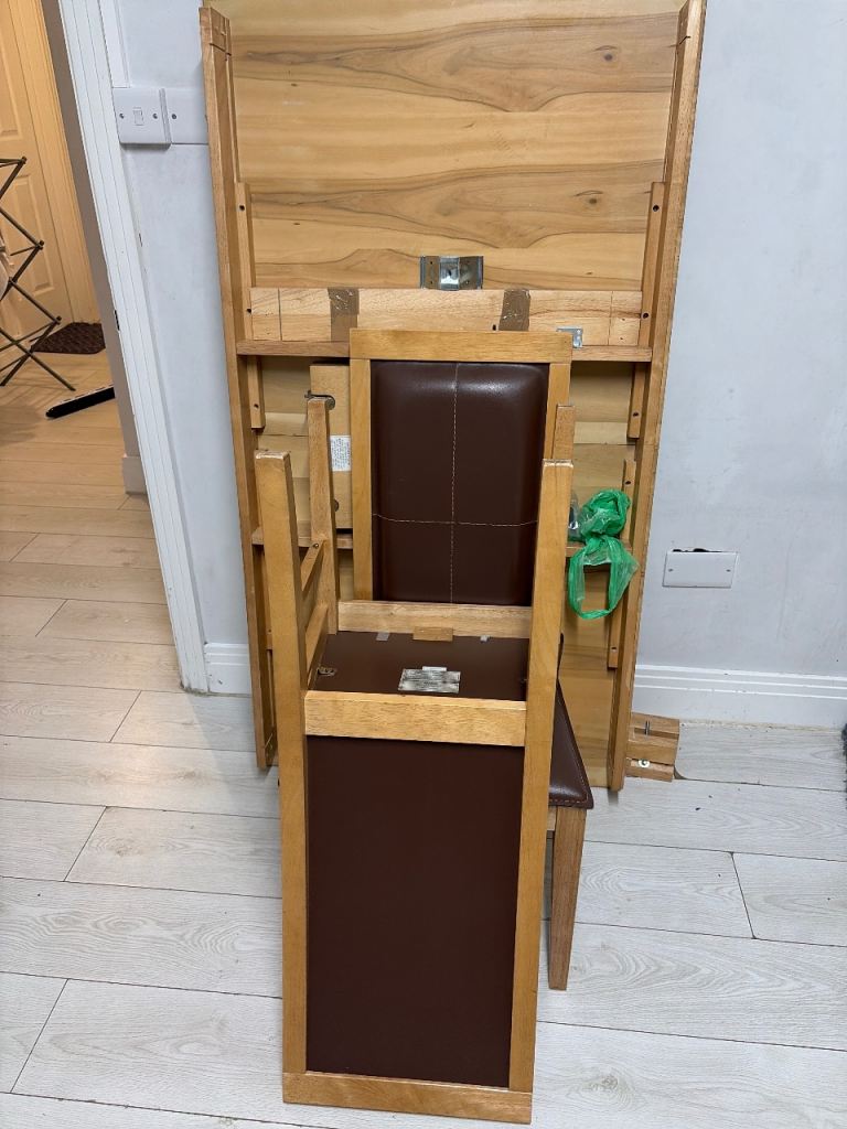 Extendable wooden table