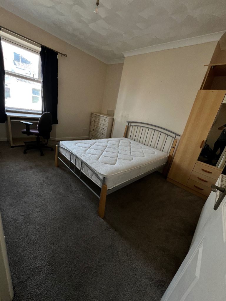 Large Room 2 share