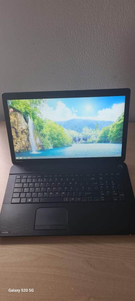 Toshiba Satellite 17.3" Complete with battery & charger, mouse and laptop case