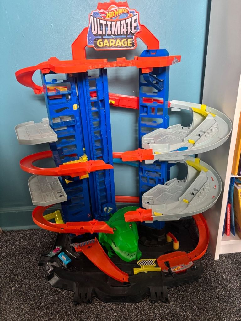Hot Wheels Ultimate Garage Playset - Good Condition