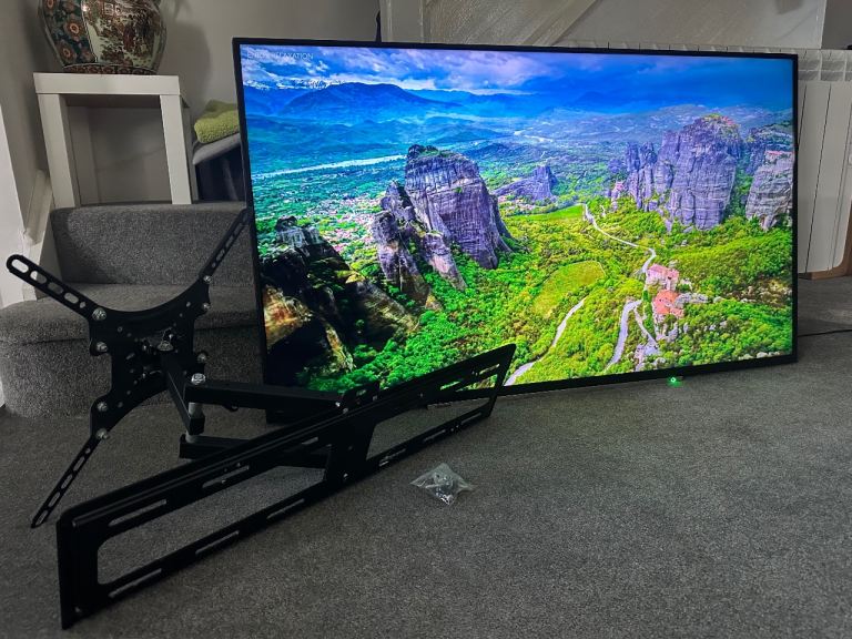 Toshiba 55 inch 4K smart TV + wall mount 