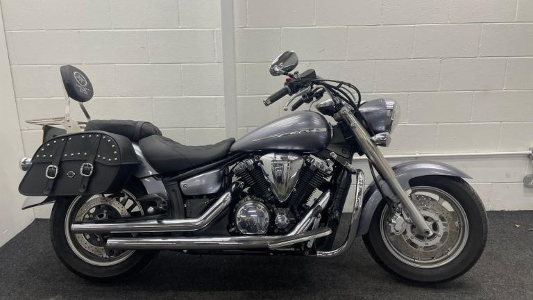 YAMAHA XVS1300 MIDNIGHT STAR ** Panniers - 12 Months MOT - All Keys and Books **