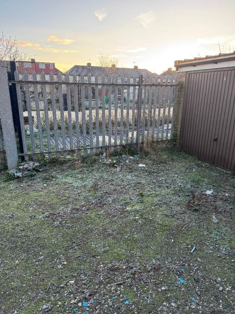 Small storage: The Sunny Road (r/o 25) Enfield EN3  5EE - GATED SITE