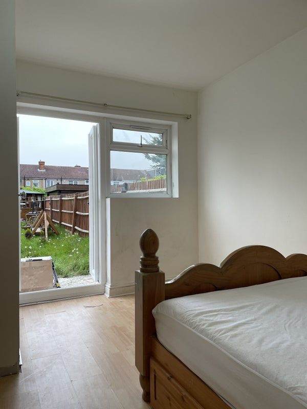 DOUBLE BEDROOM with OWN SHOWER ROOM,(En Suite) GROUND FLOOR WITH GARDEN ACCESS Kenton, Harrow,WIFI