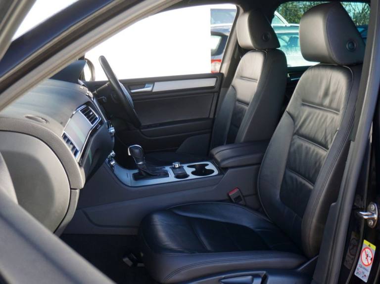 2014 Volkswagen Touareg 3.0 TDI V6 BlueMotion Tech R-Line SUV Diesel Tiptronic 4WD (s/s) 5dr - Ju...