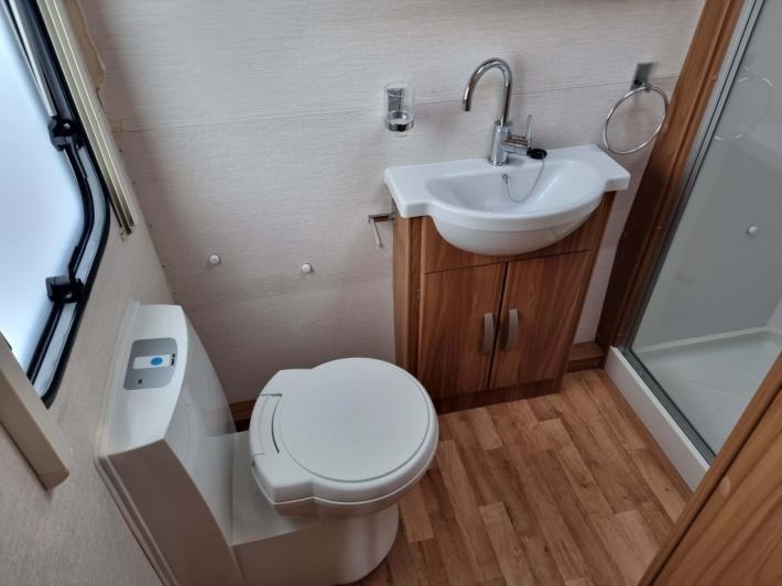 2014 Lunar Quasar 564 Used Caravan