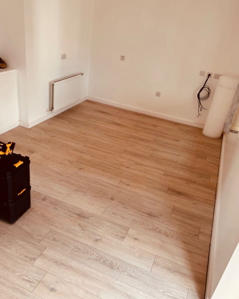 Wood Effect Laminate Flooring Planks – New