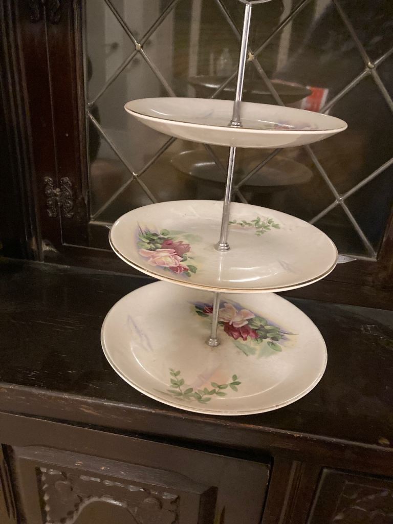 Vintage Swinnertons Nestor Vellum Flower Patterned 3 Tier Stand