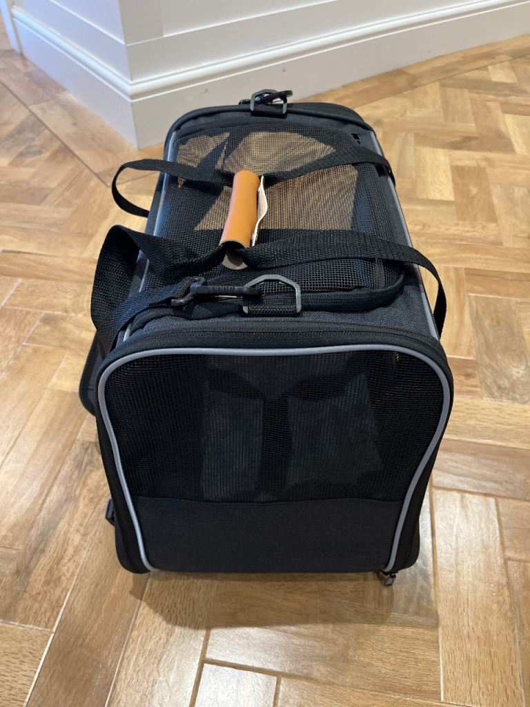 Pet travel carrier bag