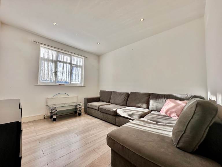 2 Bedroom, 1 Bathroom Flat above shop - No Parking, No Garden - Bilton Road, Greenford, UB6