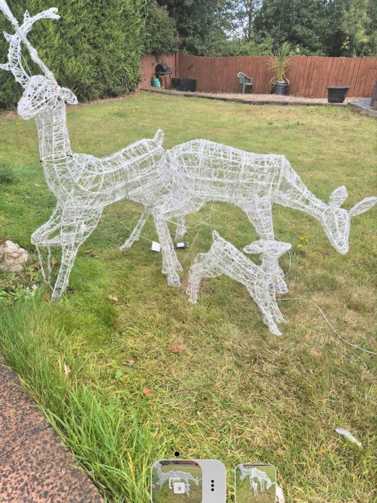 Outdoor Light-Up Reindeer Family – Good Condition