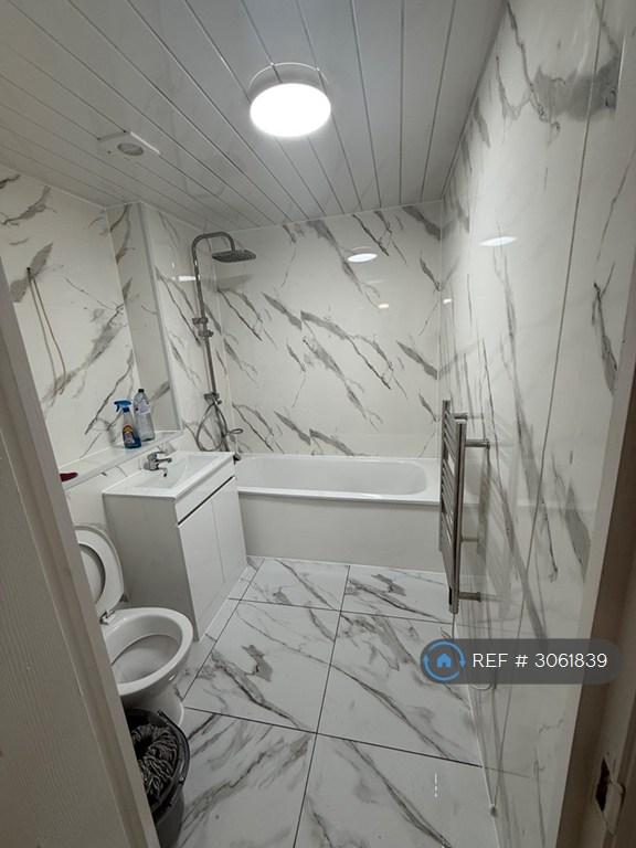 2 bedroom flat in Dock Road, Tilbury, RM18 (2 bed) (#3061839)