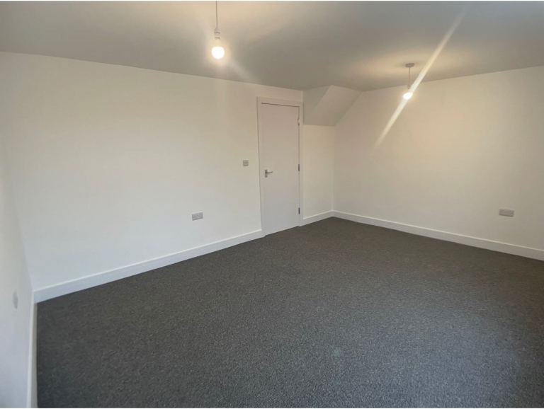 Great spacious room for rent in clean condition 