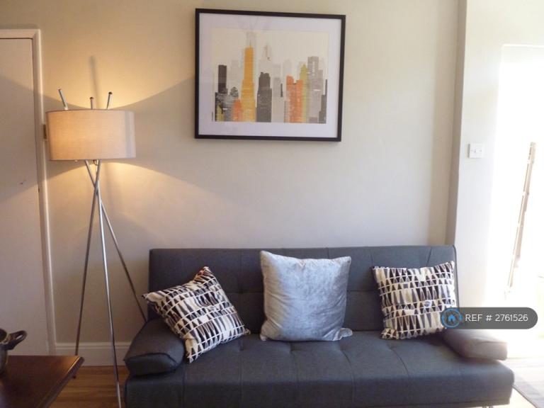 1 bedroom flat in Hurcott Road, Kidderminster, DY10 (1 bed) (#2761526)