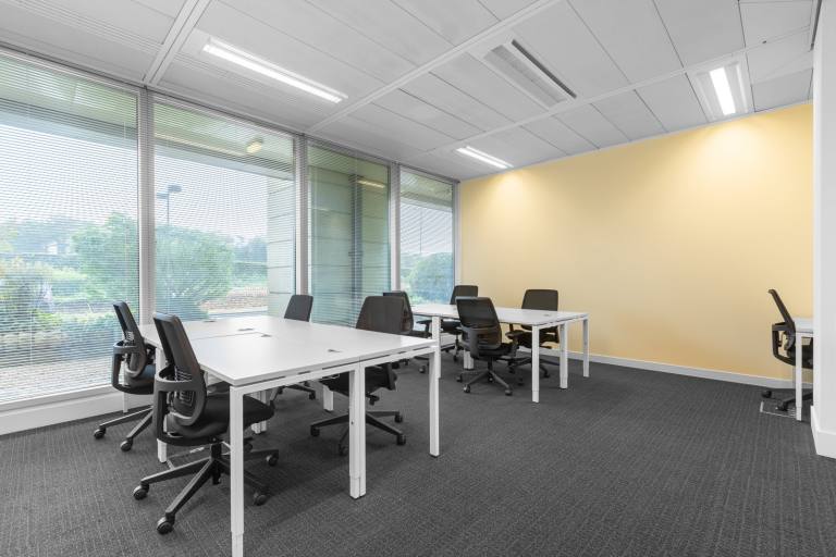 Hemel Hempstead - HP2 4TZ \ Office Space for Teams with 5 Workstations