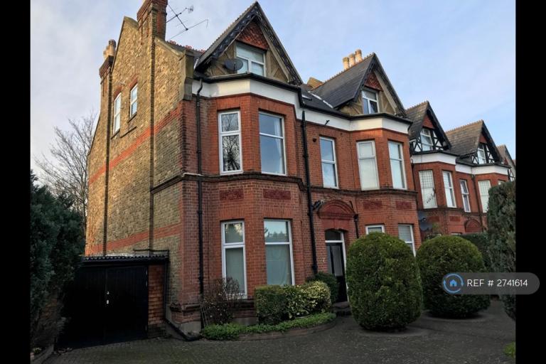 1 bedroom flat in Park Road, Surbiton, KT5 (1 bed) (#2741614)