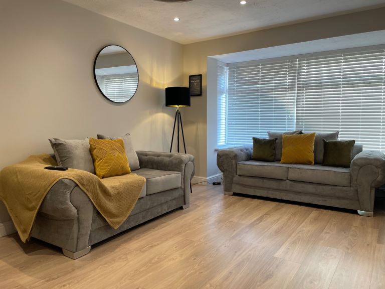 STUNNING FULLY FURNISHED 3 BED + FREE PARKING (Contractors & Professionals) - All Bills Included 