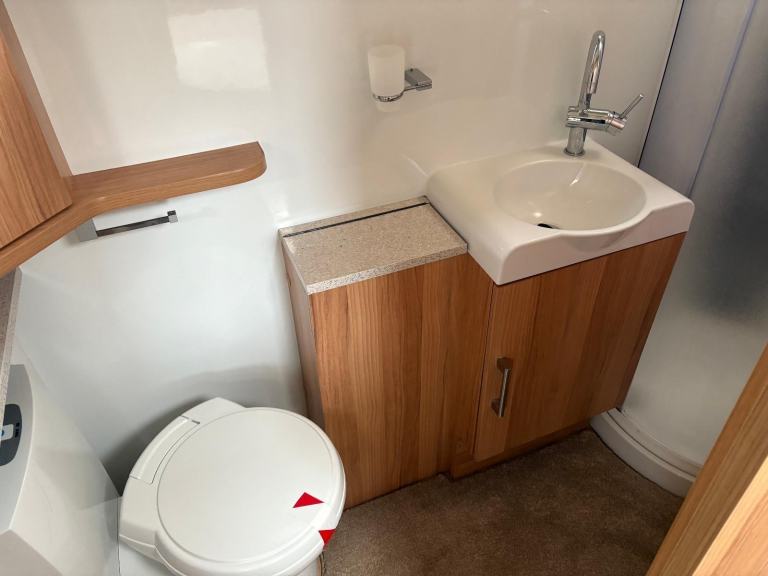  BAILEY UNICORN VIGO - FIXED TRANSVERSE ISLAND BED CARAVAN + MOTORMOVER 