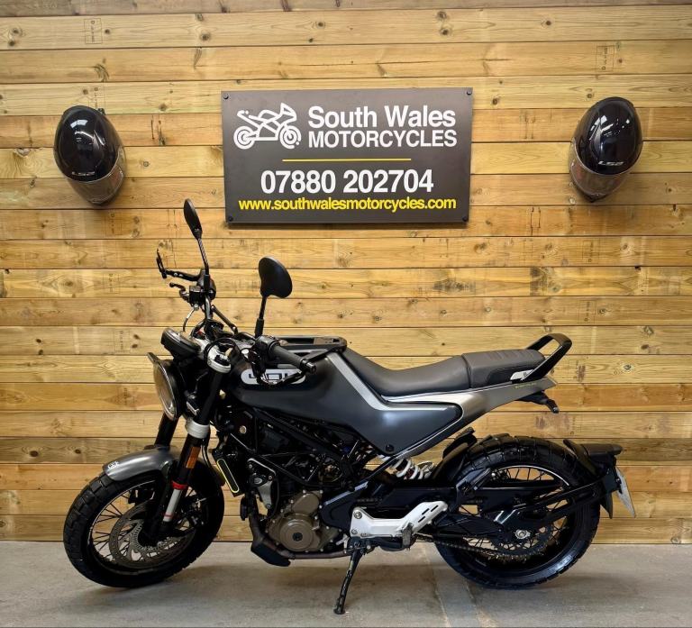 Husqvarna SVARTPILEN 401 / 2021 model / JUST 2.6k MILES!