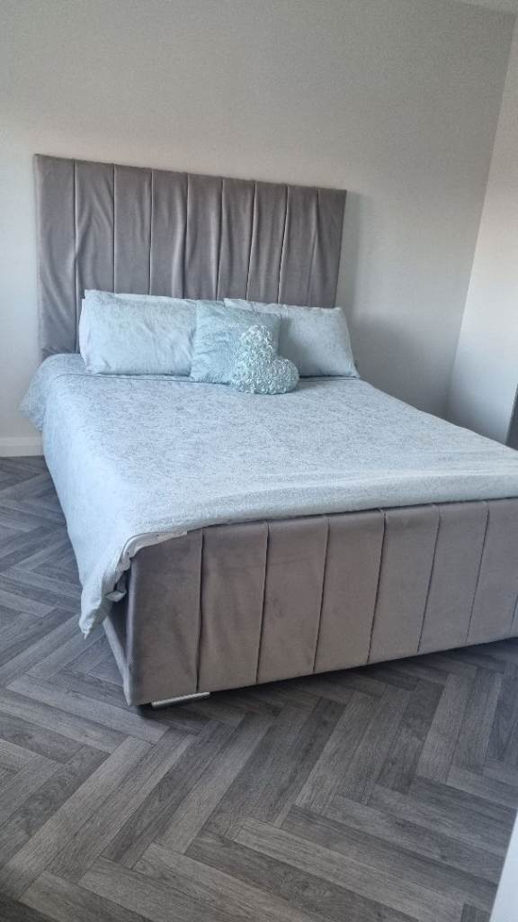 Grey kingsize velvet bed