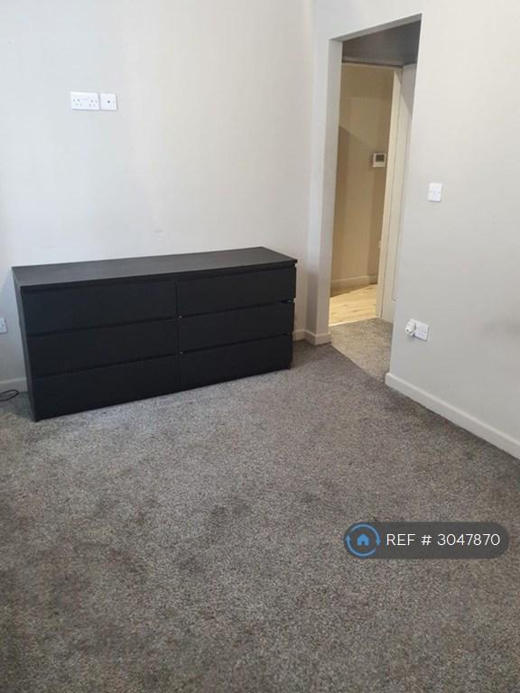 2 bedroom flat in Albert Road, Tamworth, B79 (2 bed) (#3047870)