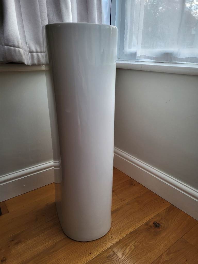 Bathroom sink/ pedestal basin