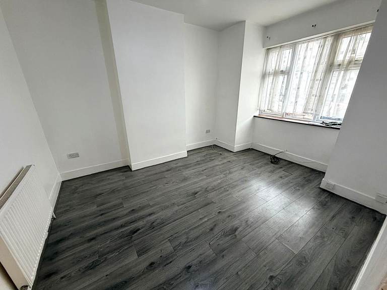 Newly Renovated 4 bedrooms spacious terrace house near Grays
