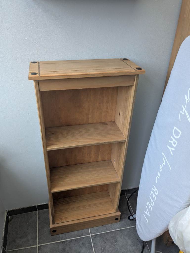 Small book case/shelving unit 