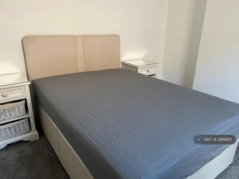 1 bedroom in Church Street, Weybridge, KT13 (#2919901)