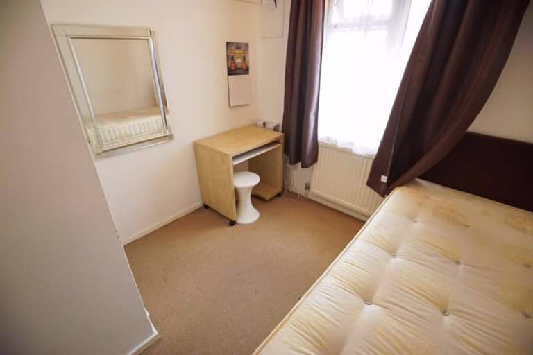 SINGLE ROOM MINUTES FROM CANNING TOWN STATION