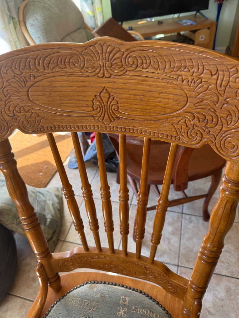 Dining table and 6 chairs 