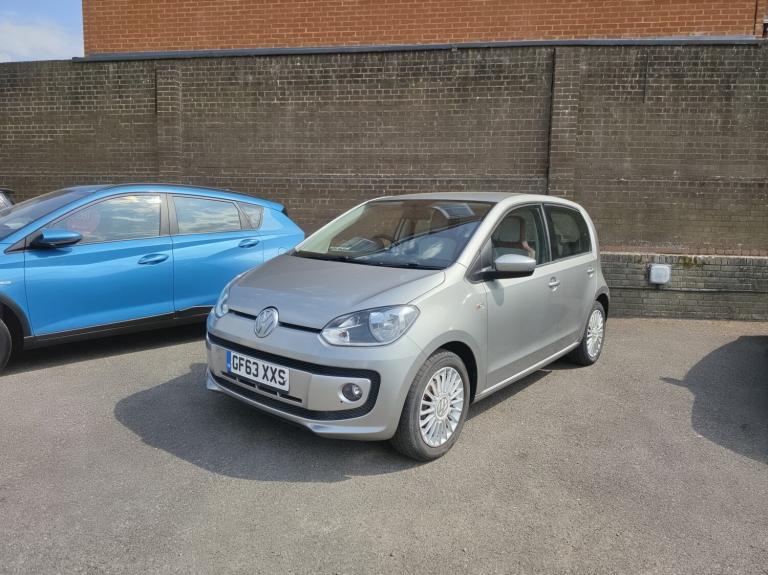 VOLKSWAGEN UP! 1.0 BlueMotion Tech High up! 2014