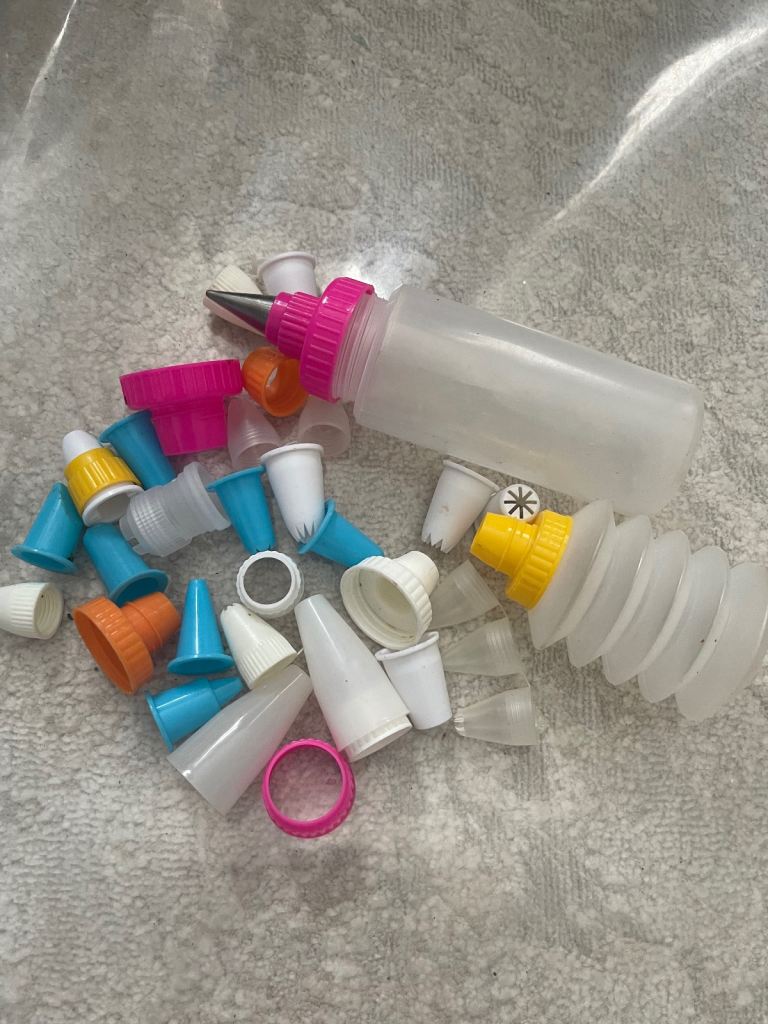 Large bundle of cake making / decorating items 