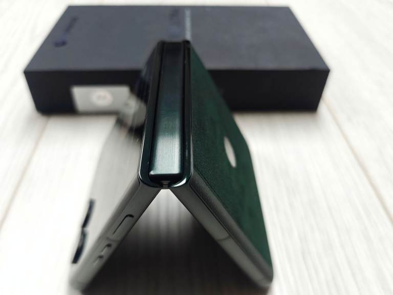 **STUNNING** Motorola Razr 60 Ultra 512gb Green Suede