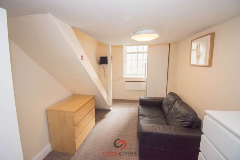 Double studio maisonette flat in Westbourne Crescent, Lancaster Gate, W2.-Ref: 83