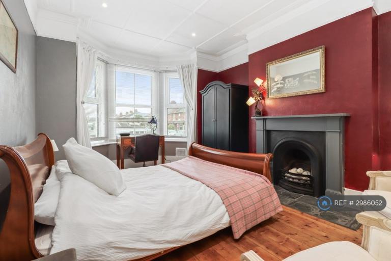 3 bedroom house in Carlton Road, Eastbourne, BN22 (3 bed) (#2986052)