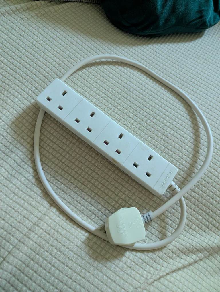 Moving abroad sale 🏠 4 plugs extension lead 1 m 