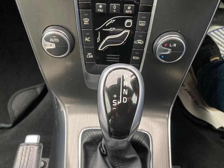 2015 Volvo V40 D2 [120] Cross Country Lux 5dr Geartronic HATCHBACK DIESEL Automatic