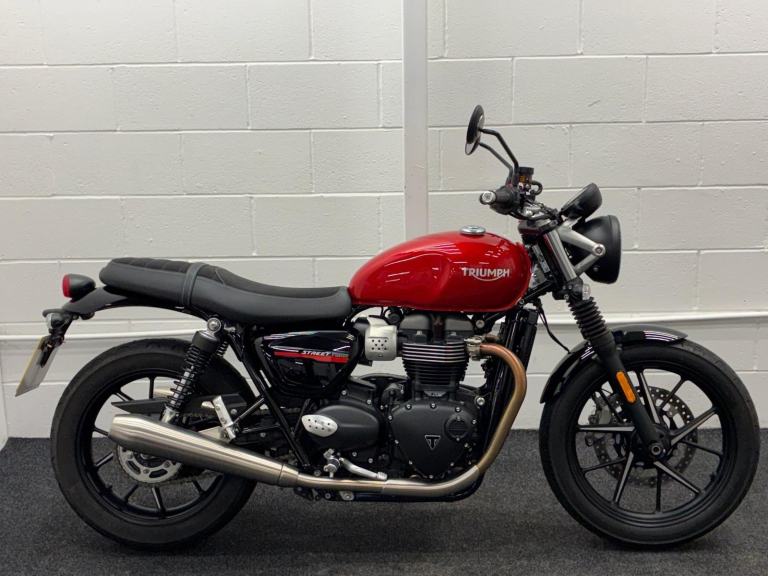 TRIUMPH BONNEVILLE STREET TWIN ABS ** 5555 miles - 12 Months MOT - One Owner **