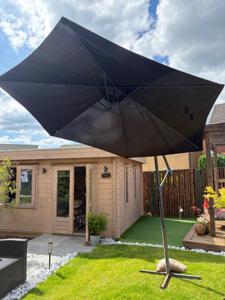 3m Black Overhanging Parasol and stand– Good Condition