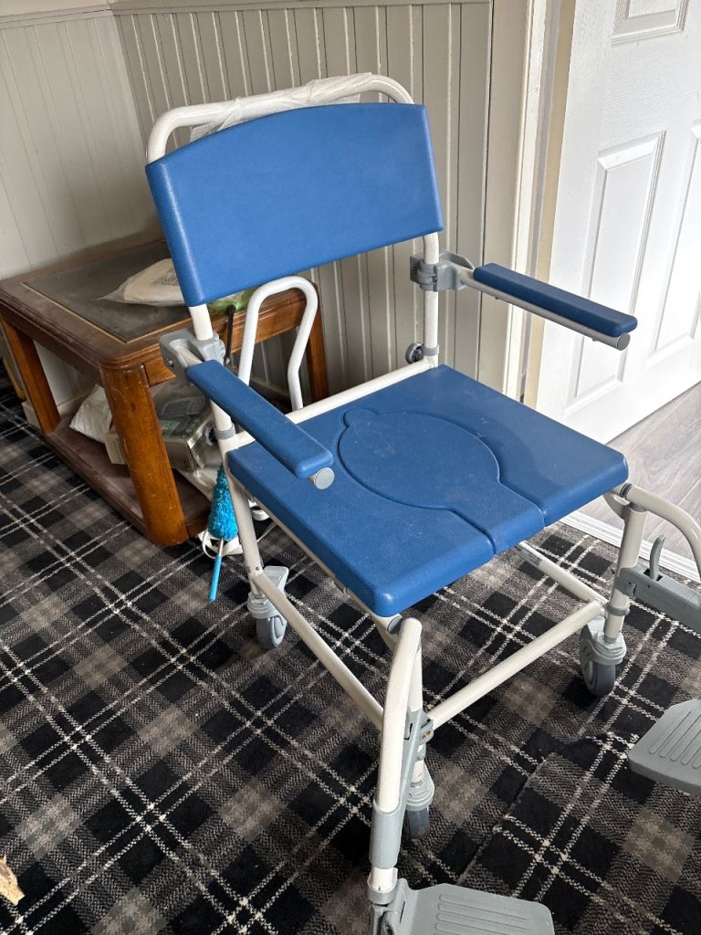Wheel chair for wet room